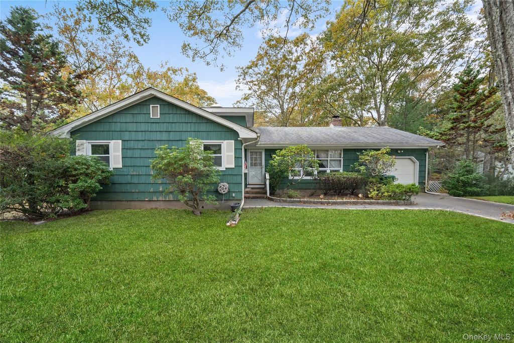 4 Acorn Path, East Quogue, NY 11942