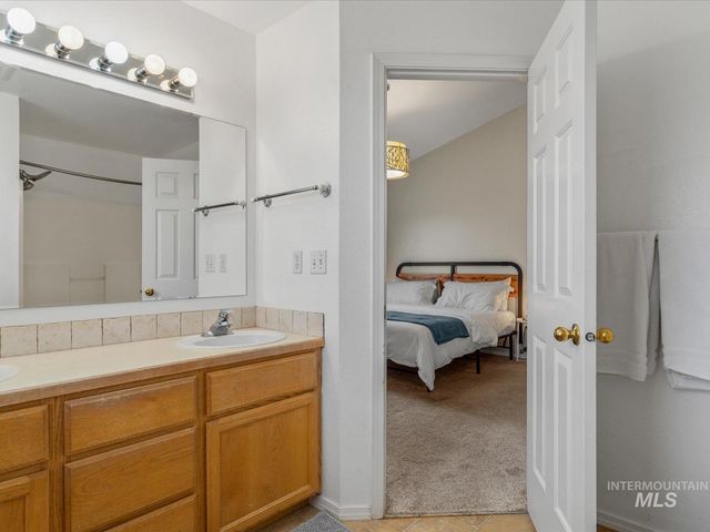 4225 E Park Ridge Dr, Nampa, ID 83687