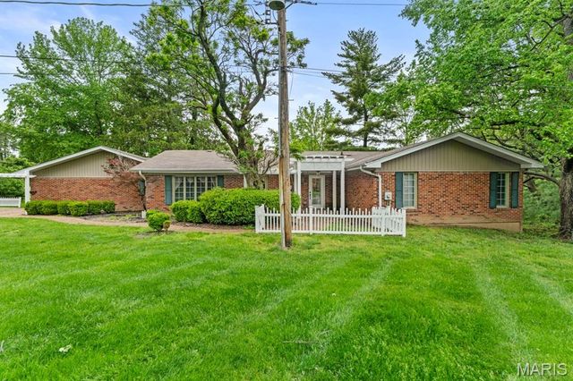 160 Ladue Pines Drive, Creve Coeur, MO 63141