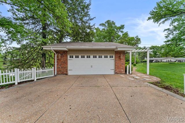 160 Ladue Pines Drive, Creve Coeur, MO 63141