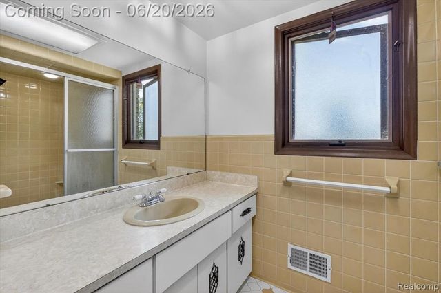 28013 Roan Drive, Warren, MI 48093