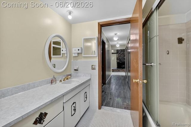 28013 Roan Drive, Warren, MI 48093