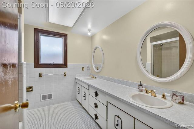 28013 Roan Drive, Warren, MI 48093