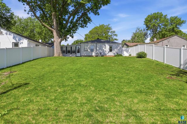 1908 S Lake Ave Avenue, Sioux Falls, SD 57105