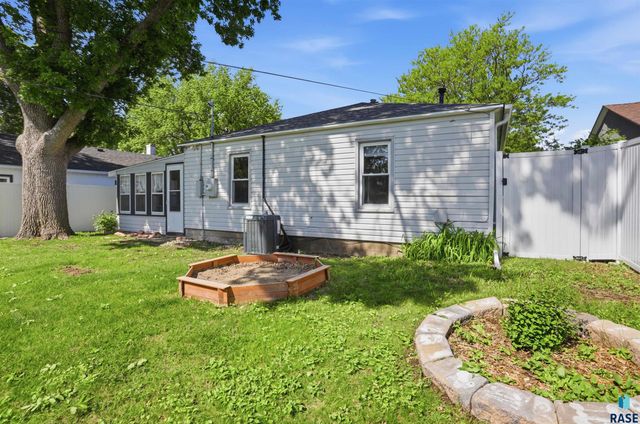 1908 S Lake Ave Avenue, Sioux Falls, SD 57105