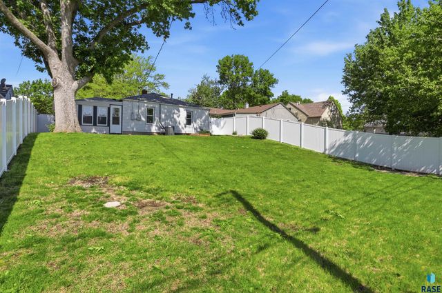 1908 S Lake Ave Avenue, Sioux Falls, SD 57105