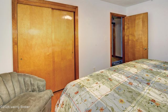 6804 Greenwood Rd, Louisville, KY 40258