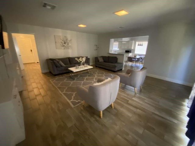 5566 Beechnut Street, Houston, TX 77096