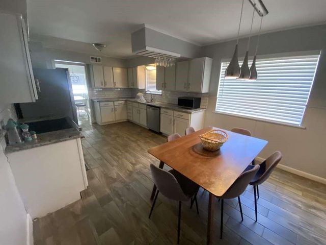 5566 Beechnut Street, Houston, TX 77096