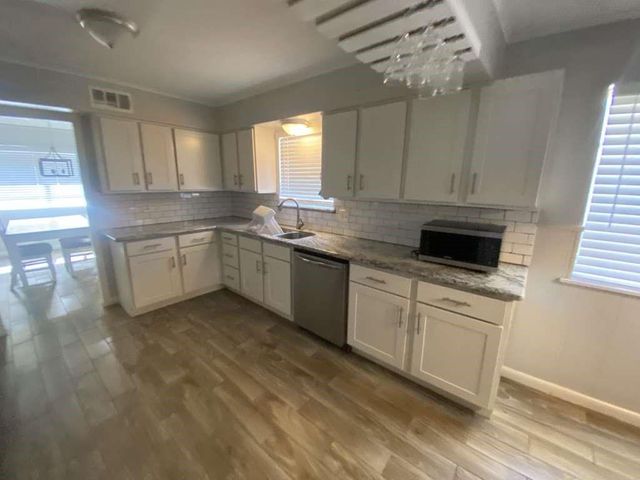 5566 Beechnut Street, Houston, TX 77096