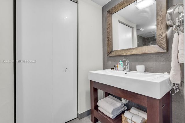 690 SW 1st Ct PHII16, Miami, FL 33130