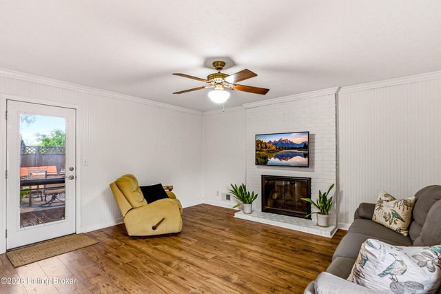9008 Shevie Dr, Louisville, KY 40272