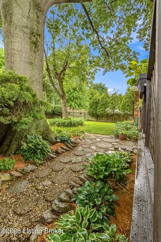 9008 Shevie Dr, Louisville, KY 40272