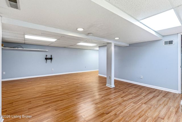 9008 Shevie Dr, Louisville, KY 40272