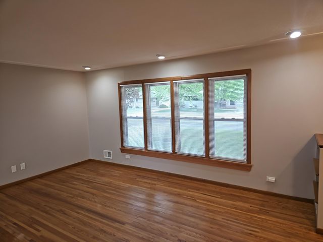 7025 Grimes Avenue N, Brooklyn Center, MN 55429