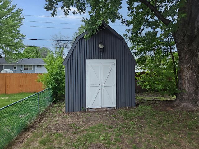 7025 Grimes Avenue N, Brooklyn Center, MN 55429