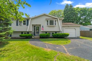 17 Chelsea Circle, Milford, CT 06460