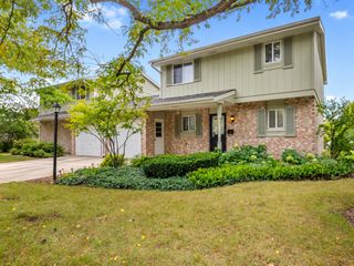 1502 Johnstown Court, Wheaton, IL 60189
