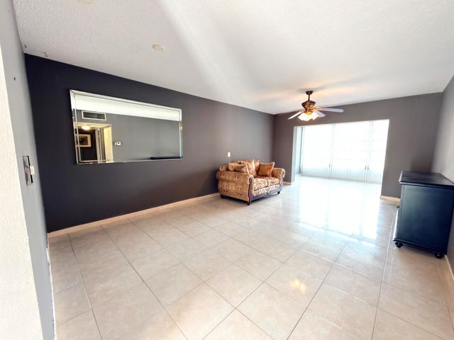 5041 W Oakland Park Boulevard 111, Lauderdale Lakes, FL 33313