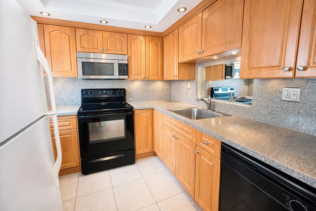 5041 W Oakland Park Boulevard 111, Lauderdale Lakes, FL 33313