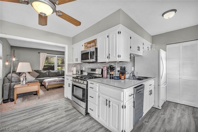 342 Inwood Boulevard, Avon Lake, OH 44012