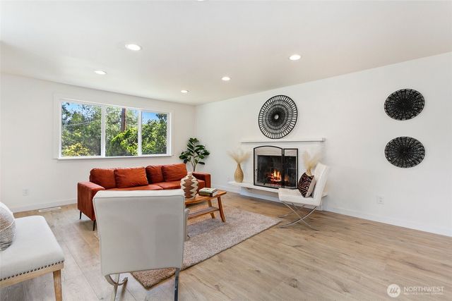6046 NE 204th Street, Kenmore, WA 98028