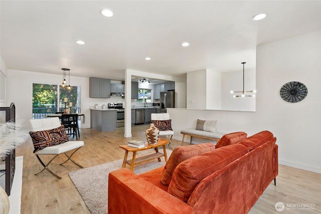 6046 NE 204th Street, Kenmore, WA 98028