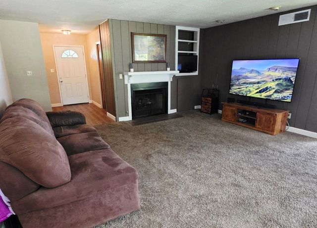 2214 Holt Avenue, Sanger, CA 93657
