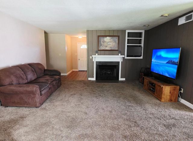 2214 Holt Avenue, Sanger, CA 93657