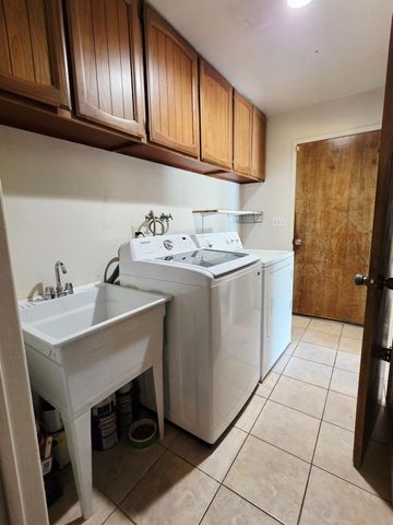 2214 Holt Avenue, Sanger, CA 93657
