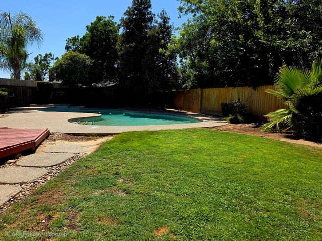 2214 Holt Avenue, Sanger, CA 93657