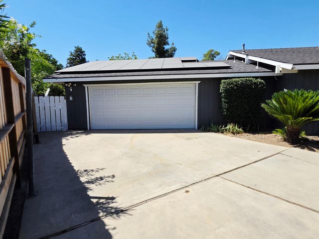 2214 Holt Avenue, Sanger, CA 93657