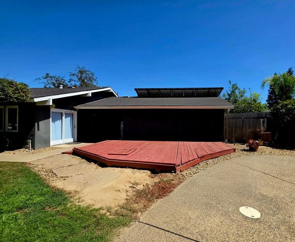 2214 Holt Avenue, Sanger, CA 93657
