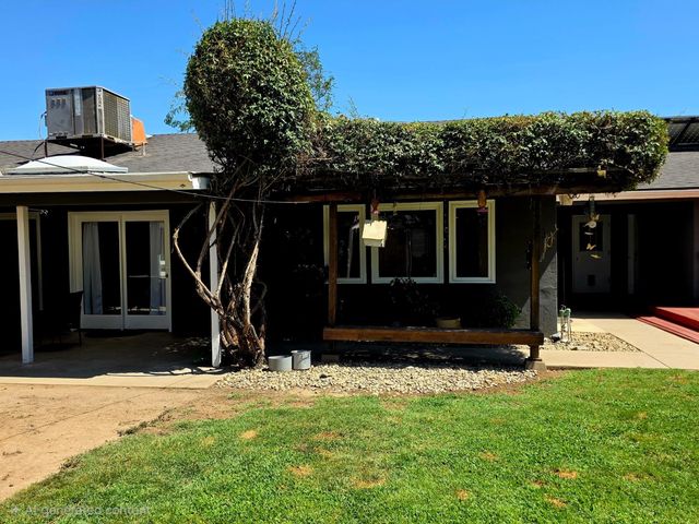 2214 Holt Avenue, Sanger, CA 93657
