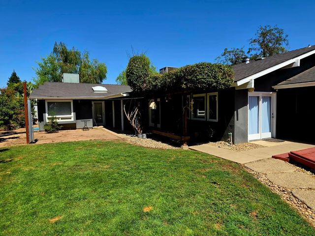 2214 Holt Avenue, Sanger, CA 93657