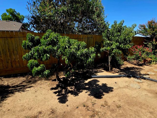 2214 Holt Avenue, Sanger, CA 93657