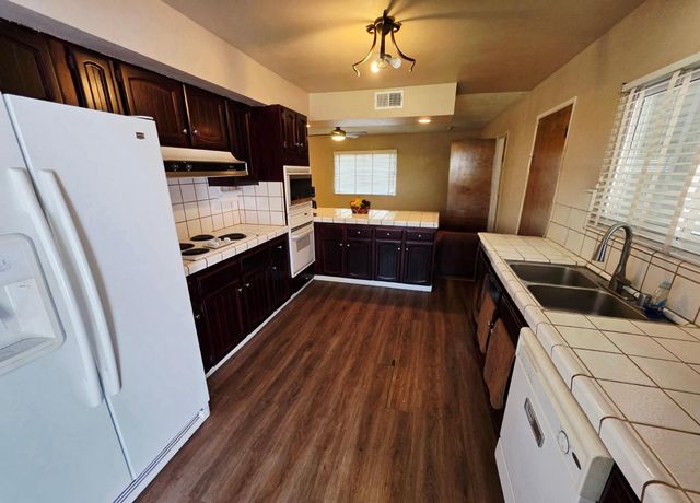 2214 Holt Avenue, Sanger, CA 93657