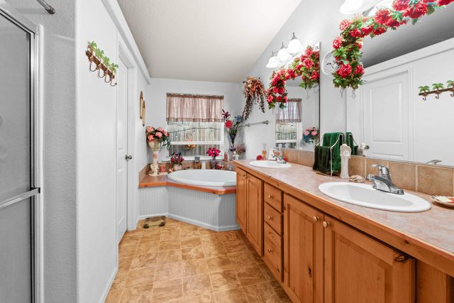 13907 N East Newman Lake Dr, Newman Lake, WA 99025