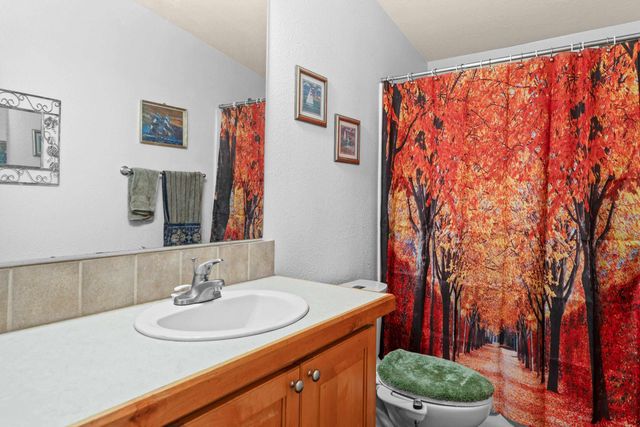 13907 N East Newman Lake Dr, Newman Lake, WA 99025