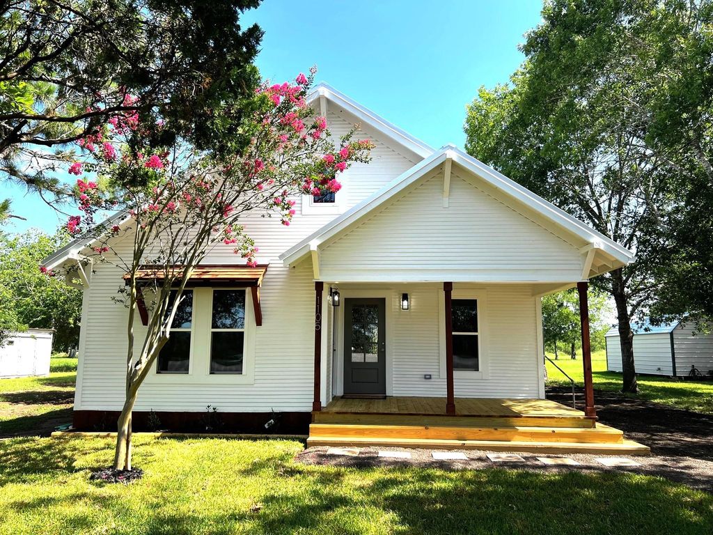 1105 Carroll LN, La Grange, TX 78945