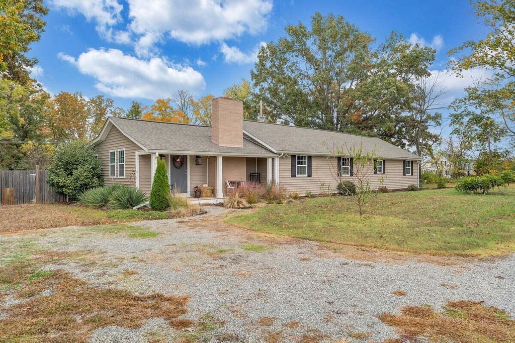 945 Burnt Chimney RD, Wirtz, VA 24184