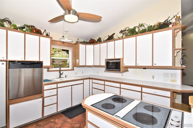 909 N Canyon Cove Drive, Cleveland, OK 74020