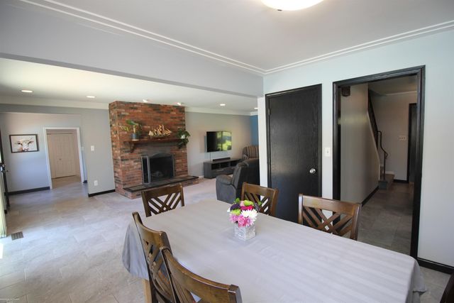 32310 Coventry Place, Warren, MI 48093