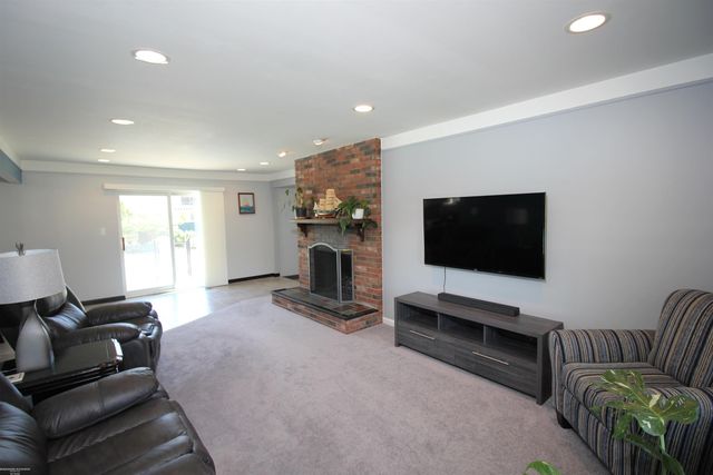 32310 Coventry Place, Warren, MI 48093