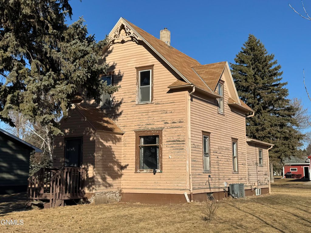 209 2nd NE, LaMoure, ND 58458