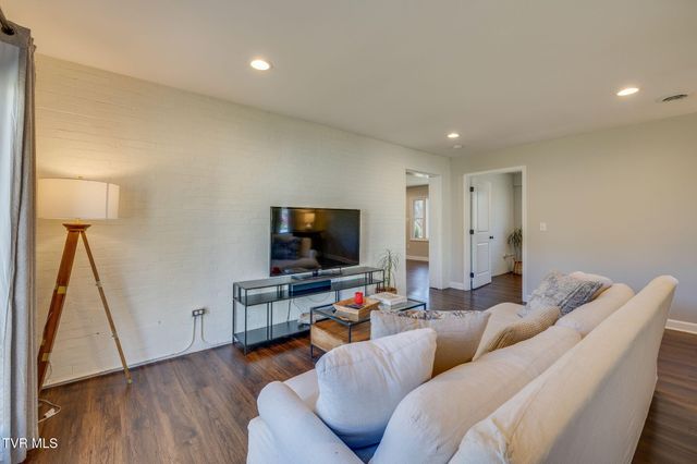 707 Woodhaven Drive, Johnson City, TN 37604