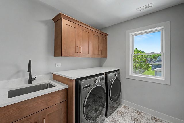 837 S Kearsage Avenue, Elmhurst, IL 60126