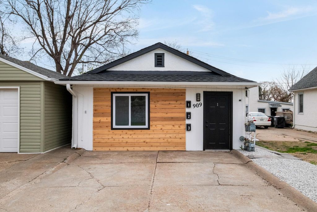 909 AVENUE G, Council Bluffs, IA 51503