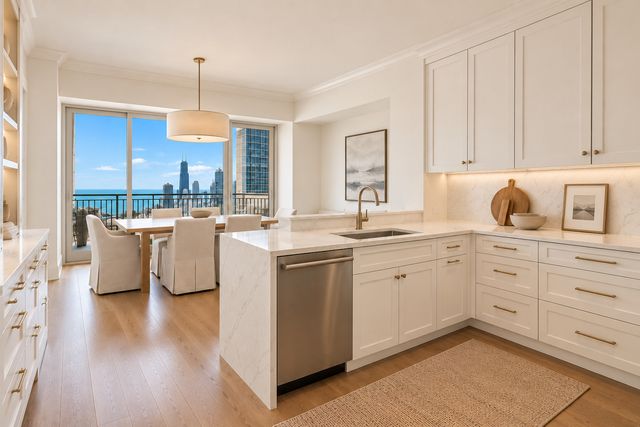 800 N Michigan Avenue 5501, Chicago, IL 60611