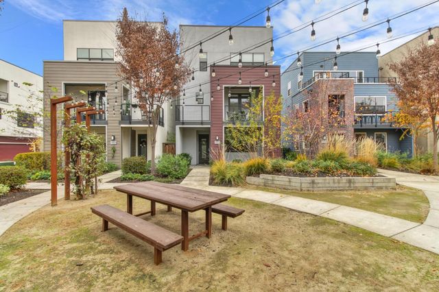 1019 Ice Cream Ln, Sacramento, CA 95814